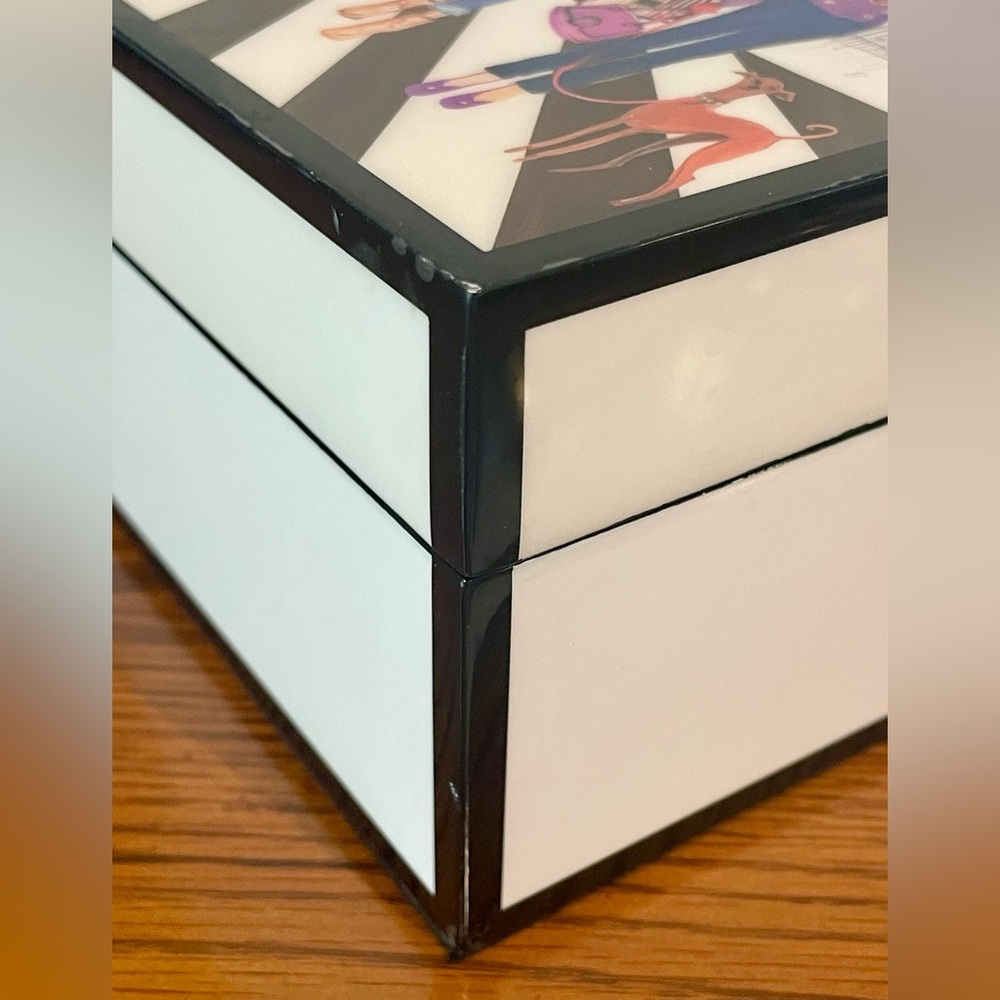 Henri Bendel Lacquered Wood Jewelry Box, w/trays, Izak Illustration, *no key - Picture 15 of 15